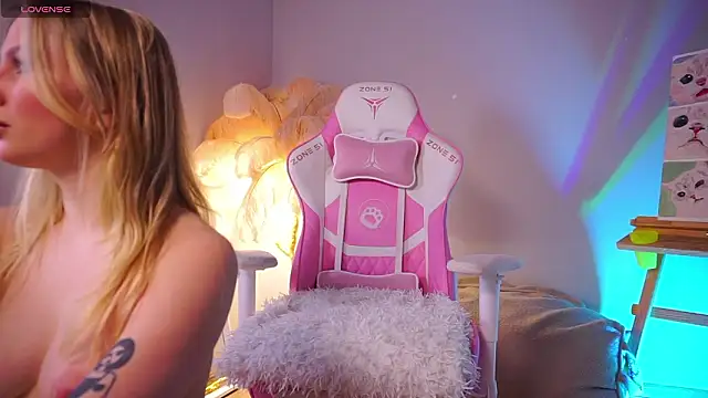 Snapshot of AnnLevine chatting on 02.05.26 AnnLevine online show from 02.05.26