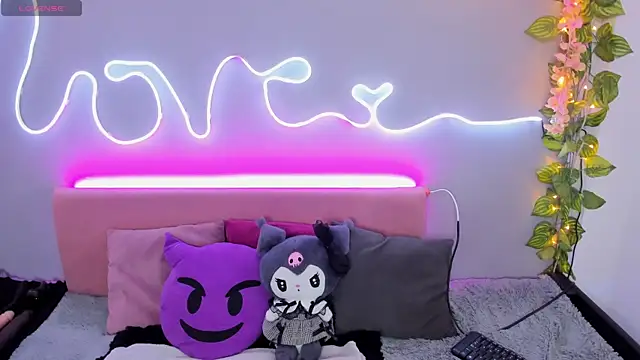 Snapshot of YouliteSllut2 chatting on 12.11.24 YouliteSllut2 online show from 12.11.24