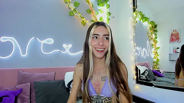 Snapshot of YouliteSllut2 chatting on 12.27.24 YouliteSllut2 online show from 12.27.24