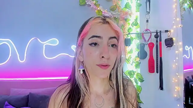 Snapshot of YouliteSllut2 chatting on 02.06.25 YouliteSllut2 online show from 02.06.25