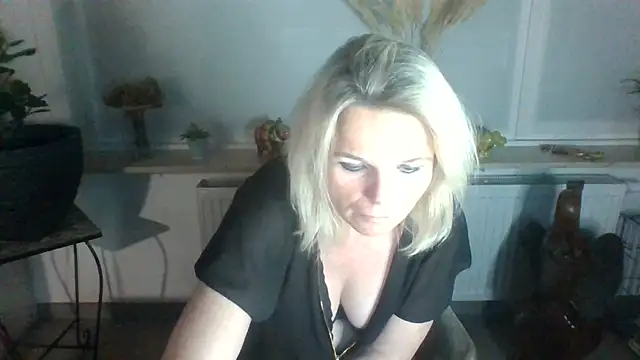 Snapshot of clwm chatting on 01.16.25 clwm online show from 01.16.25