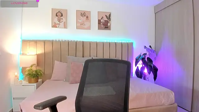 Snapshot of Victoria_romanox chatting on 11.18.25 Victoria romanox online show from 11.18.25