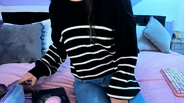 Julieta Cortes   online show from 02.22.25