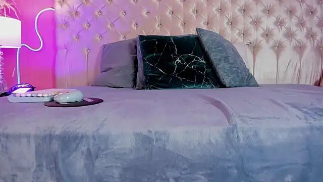 Julieta Cortes   online show from 12.22.25