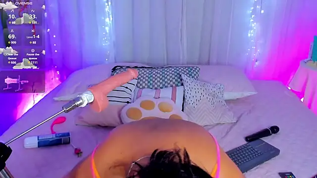 CuteRomi online show from 12.18.24