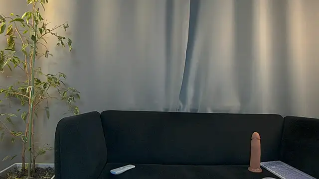 Snapshot of weshycouple chatting on 03.18.25 weshycouple online show from 03.18.25