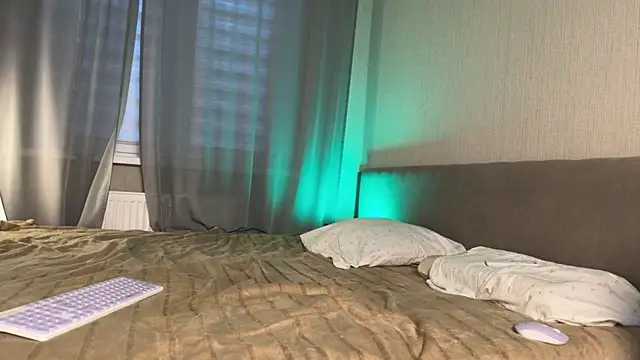 Snapshot of weshycouple chatting on 10.20.25 weshycouple online show from 10.20.25