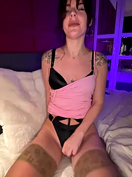 RubyLunaa online show from 11.21.25