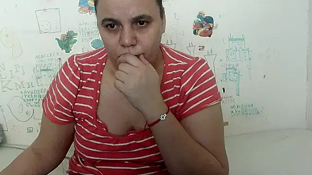Snapshot of VixenBya chatting on 09.28.25 VixenBya online show from 09.28.25