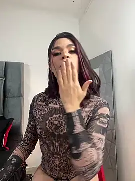 Snapshot of LucyGiraldo chatting on 02.28.25 LucyGiraldo online show from 02.28.25