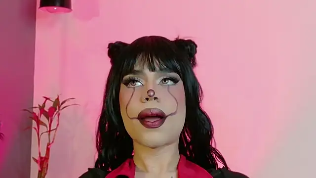 Snapshot of LucyGiraldo chatting on 11.01.25 LucyGiraldo online show from 11.01.25