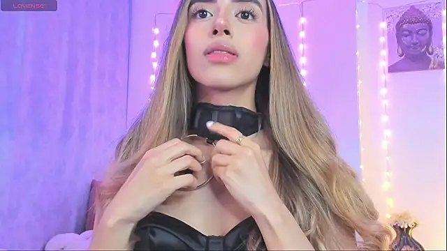 Snapshot of StormiRusso chatting on 11.23.25 StormiRusso online show from 11.23.25