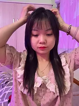 Maeve2k5 online show from 10.18.25