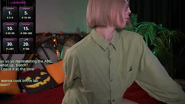 Snapshot of LindaThacker chatting on 10.26.25 LindaThacker online show from 10.26.25