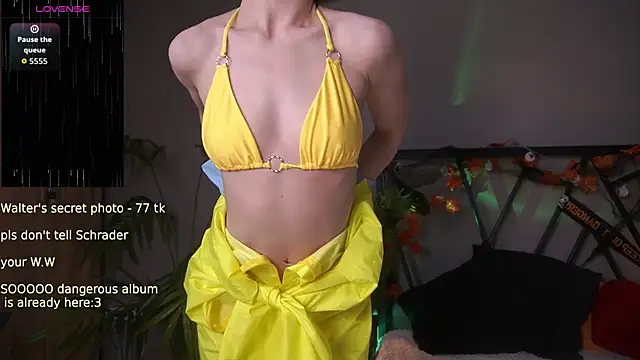 Snapshot of LindaThacker chatting on 10.31.25 LindaThacker online show from 10.31.25