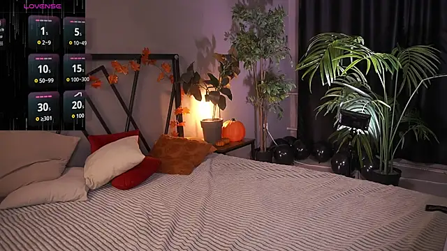 Snapshot of LindaThacker chatting on 11.27.25 LindaThacker online show from 11.27.25