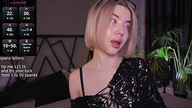 Snapshot of LindaThacker chatting on 12.20.25 LindaThacker online show from 12.20.25