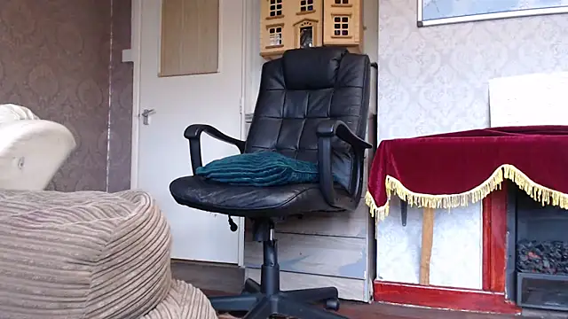 MrStraightDik online show from 11.04.25