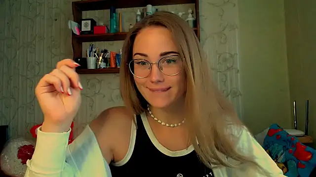 Snapshot of luxie_milady chatting on 09.30.25 luxie milady online show from 09.30.25