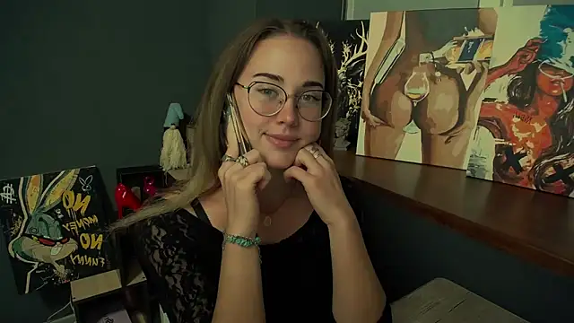 Snapshot of luxie_milady chatting on 10.13.25 luxie milady online show from 10.13.25