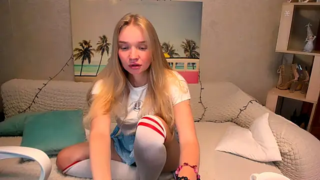 Snapshot of BoysLoveBlondee chatting on 12.18.24 BoysLoveBlondee online show from 12.18.24
