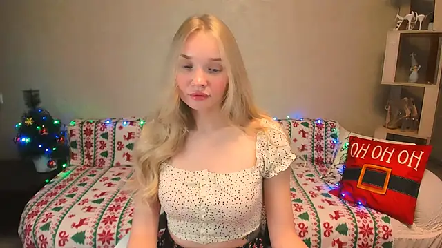 Snapshot of BoysLoveBlondee chatting on 12.21.24 BoysLoveBlondee online show from 12.21.24