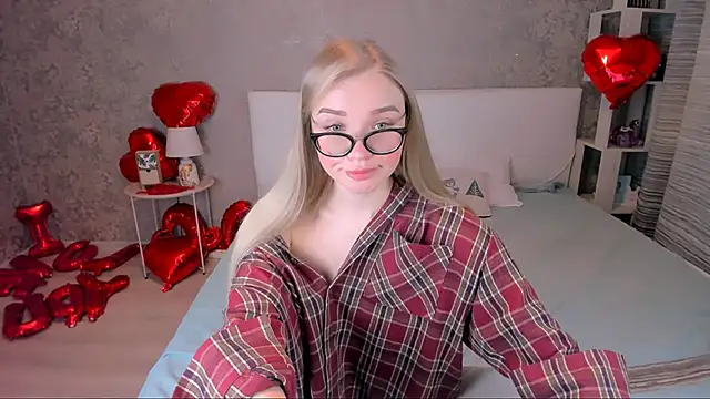 Snapshot of BoysLoveBlondee chatting on 02.19.25 BoysLoveBlondee online show from 02.19.25