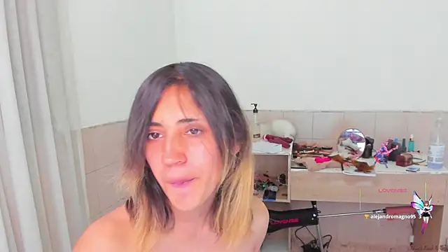 Snapshot of linnie_ chatting on 09.19.25 linnie  online show from 09.19.25