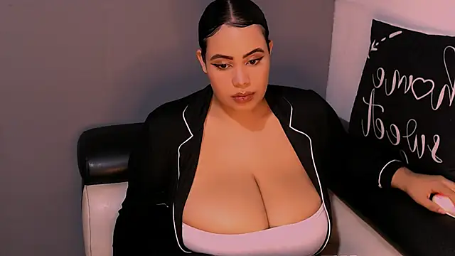 Snapshot of Emmacamille chatting on 11.27.25 Emmacamille online show from 11.27.25