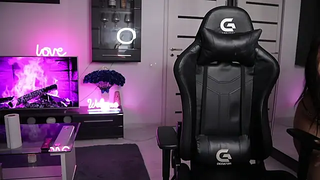 Snapshot of Beauty_Anne chatting on 11.21.25 Beauty Anne online show from 11.21.25