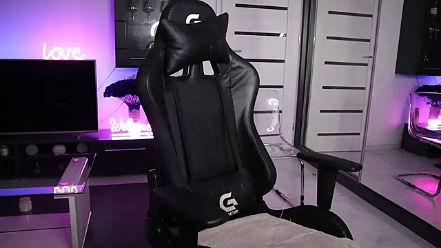 Snapshot of Beauty_Anne chatting on 11.26.25 Beauty Anne online show from 11.26.25