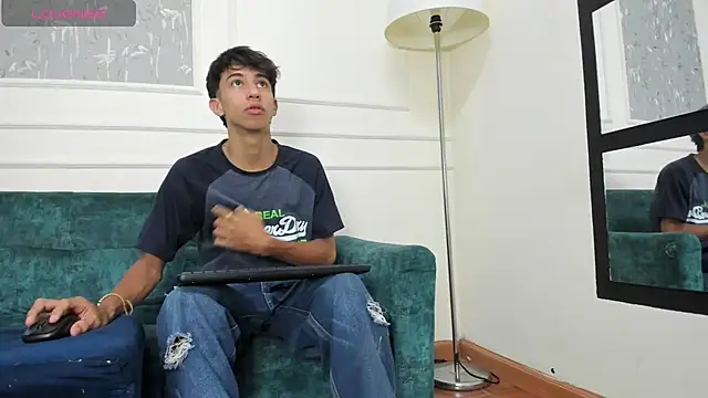 Snapshot of Lucian_Davi chatting on 12.23.24 Lucian Davi online show from 12.23.24