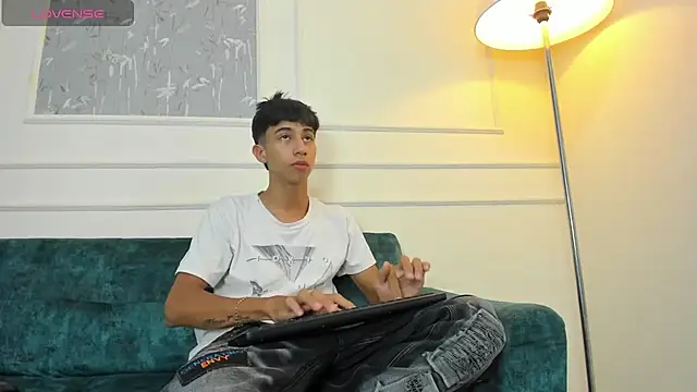 Snapshot of Lucian_Davi chatting on 12.27.24 Lucian Davi online show from 12.27.24