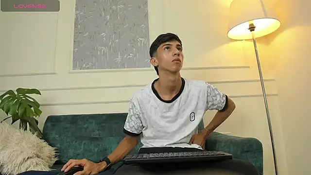 Snapshot of Lucian_Davi chatting on 03.12.25 Lucian Davi online show from 03.12.25