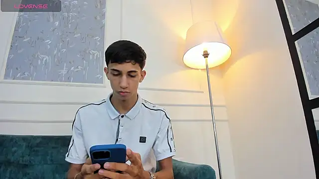 Snapshot of Lucian_Davi chatting on 10.04.25 Lucian Davi online show from 10.04.25