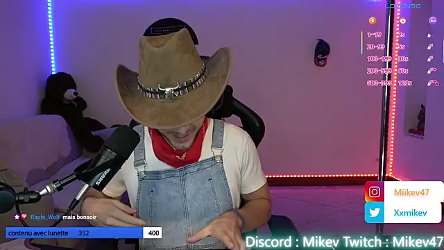 Snapshot of Mikev chatting on 09.29.25 Mikev online show from 09.29.25