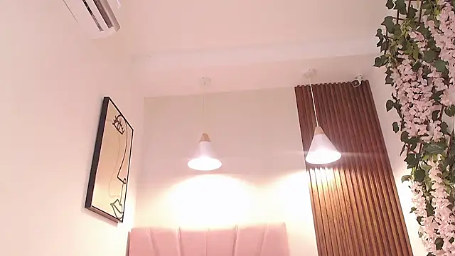 Snapshot of _Daneshka chatting on 09.18.25 Daneshka online show from 09.18.25