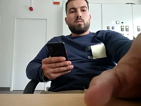 Snapshot of Leonormaldick chatting on 10.30.25 Leonormaldick online show from 10.30.25