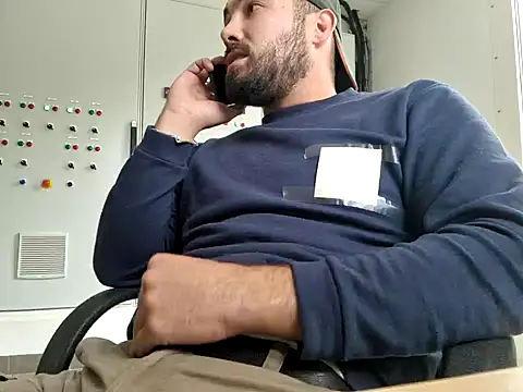 Snapshot of Leonormaldick chatting on 11.12.25 Leonormaldick online show from 11.12.25