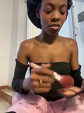 Snapshot of adaraSmiith chatting on 12.12.24 adaraSmiith online show from 12.12.24