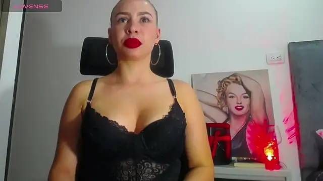 Snapshot of Shantalhotx69 chatting on 12.14.24 Shantalhotx69 online show from 12.14.24
