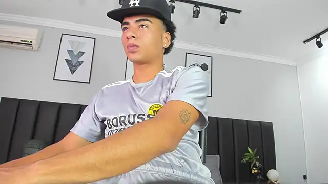 Snapshot of ANGEL_NICOLAS chatting on 01.11.25 ANGEL NICOLAS online show from 01.11.25