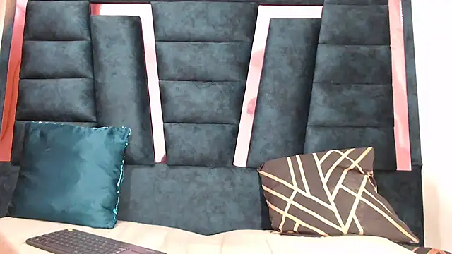 Snapshot of DiannellaforYou chatting on 11.29.25 DiannellaforYou online show from 11.29.25