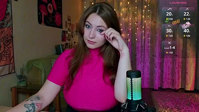 Snapshot of LisaCase chatting on 09.27.25 LisaCase online show from 09.27.25