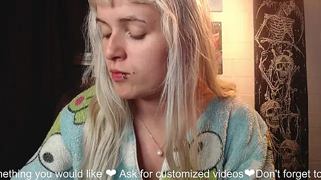 NEXT DOOR GIRL  online show from 01.25.25