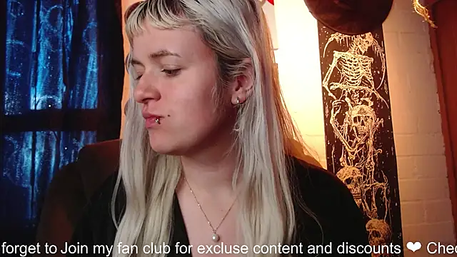 NEXT DOOR GIRL  online show from 01.26.25