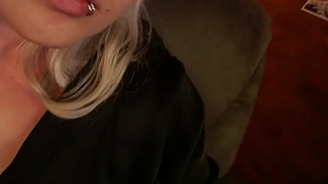 NEXT DOOR GIRL  online show from 03.23.25