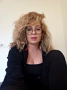 Snapshot of Selenna_emma chatting on 09.17.25 Selenna emma online show from 09.17.25