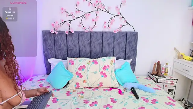 Sophiee Velvet online show from 04.17.26