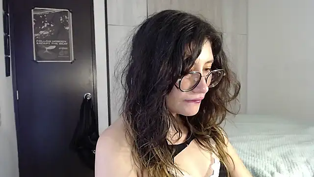 Snapshot of mariana124- chatting on 10.27.25 mariana124- online show from 10.27.25